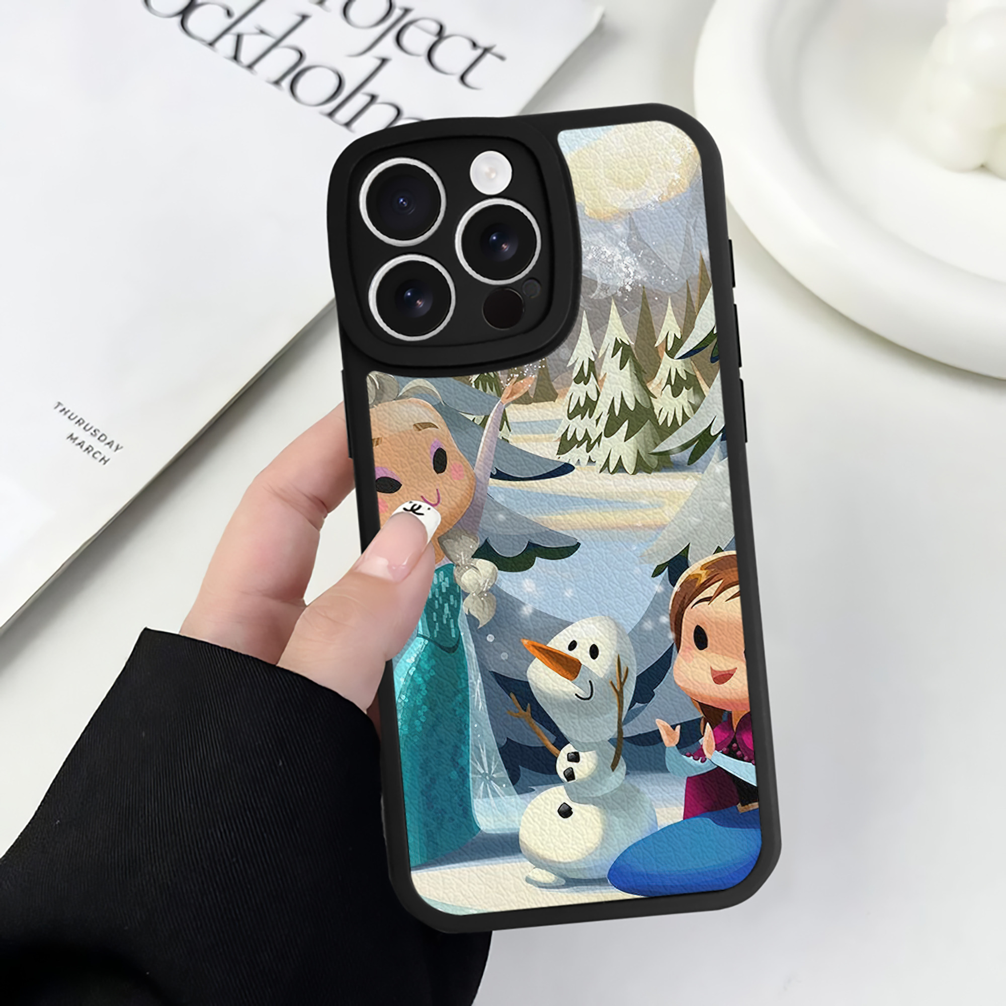 （画像用） アナと雪の女王 アンナ エルサ Frozen Anna Elsa 【iPhone 16シリーズ対応】シリコンスマホケース（レザー調） 材質：シリコン